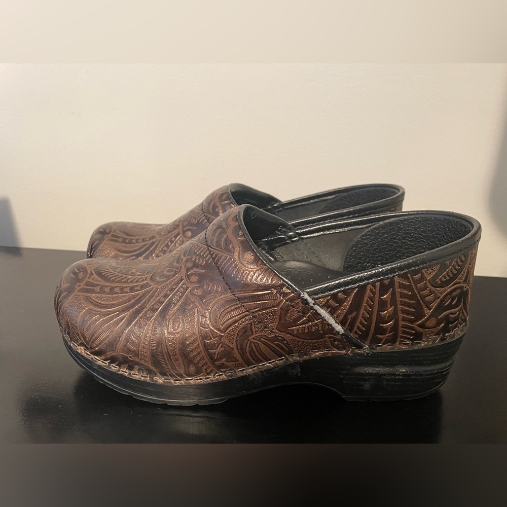 Dansko Brown Leather Comfort Clogs w Leather Floral Trim Size 38